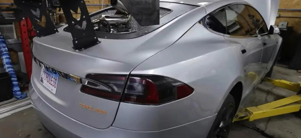 Ha messo un motore diesel nella sua Tesla e ha battuto tutti i record di autonomia: la pazza idea di uno Youtuber [VIDEO]