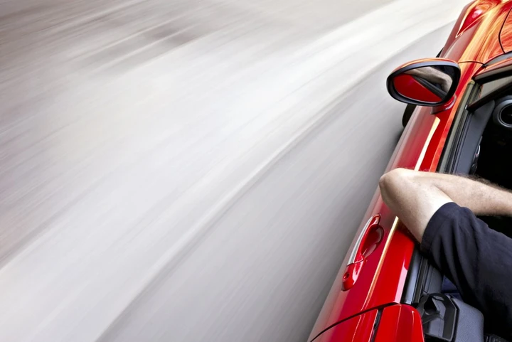 Guidare con il braccio fuori è passibile di multa? Cosa dice il Codice della Strada