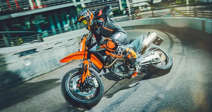KTM svela 690 Enduro R e 690 SMC R 2021: ecco come cambiano