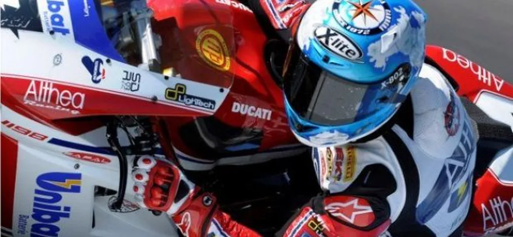 WSBK: grande pole position di Carlos Checa a Donington Park. Tensione fra Biaggi e Melandri