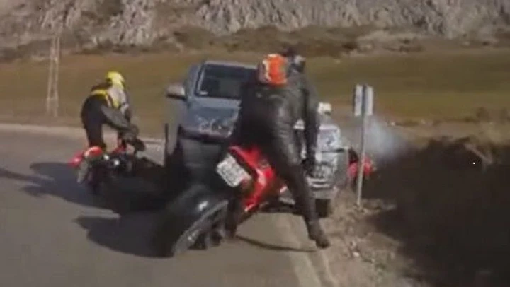 Video Epic Fail: automobilista incapace investe tre moto di fila