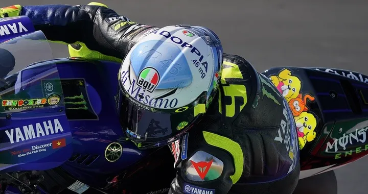 Rossi con il casco speciale "La doppia di Misano"