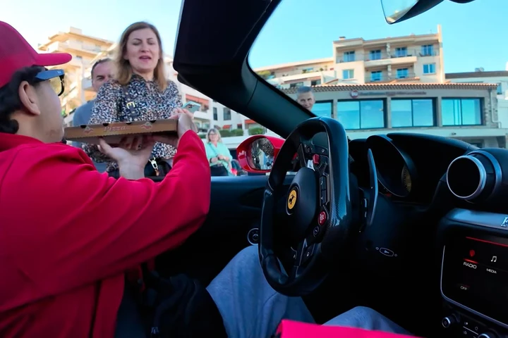 Consegna le pizza a domicilio con una Ferrari: una storia incredibile