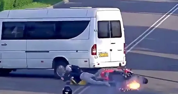Terribile caduta in moto per evitare un furgone [Video]