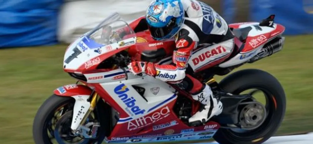 WSBK: Carlos Checa domina Gara2 a Donington Park, davanti a Melandri e Camier. Biaggi chiude con la bandiera nera un weekend pessimo