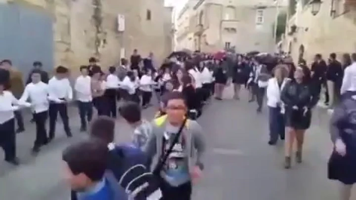 Malta: Arcivescovo su una Porsche trainata dai bambini