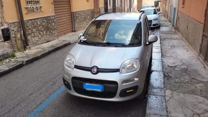 Il proprietario di una Fiat Panda ritrova l'auto rubata dopo una serie di multe