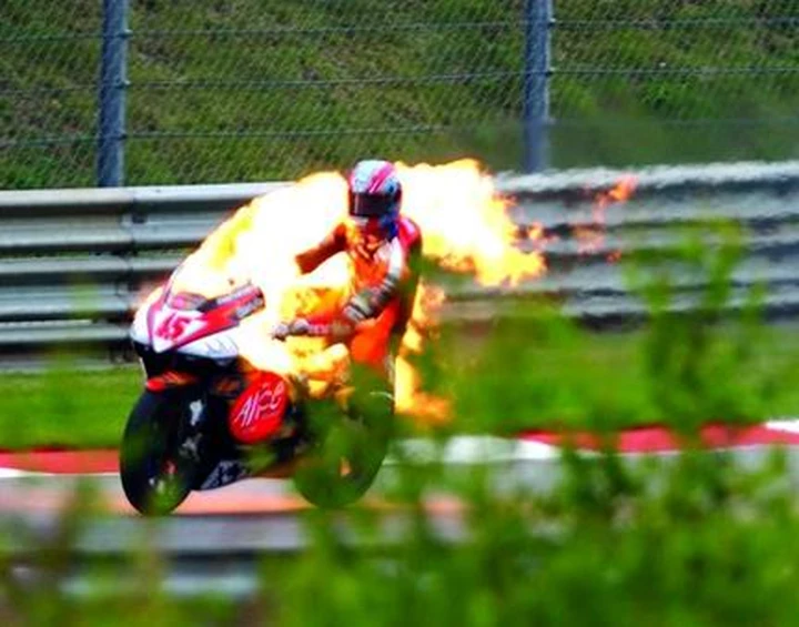Foto del giorno: quando Edwards e l'Aprilia facevano fuoco e fiamme...