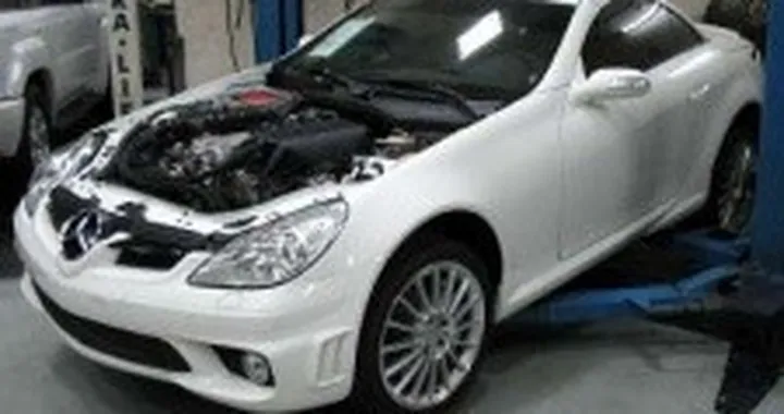 Una Mercedes SLK con il motore della SLR