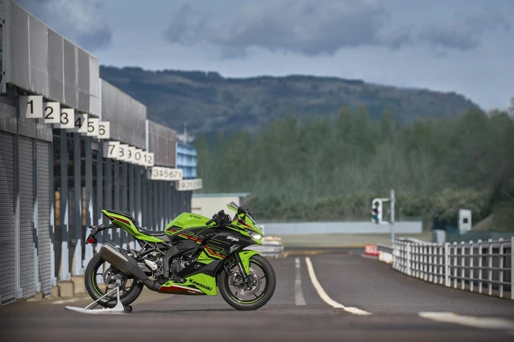 Kawasaki Ninja Trophy ZX - 4RR 2024: trofeo monomarca dedicato alla sportiva
