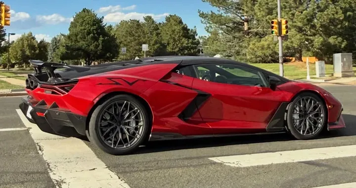 Un mese dopo il debutto, la Lamborghini più esclusiva dell’anno spunta nel traffico