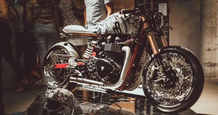 Triumph Thruxton: l'interpretazione di Rogue Motorcycle in chiave 'street art'