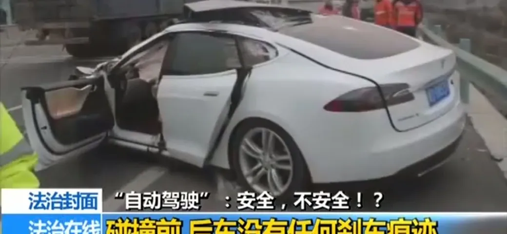 Tesla: il primo incidente con l'autopilota parla cinese