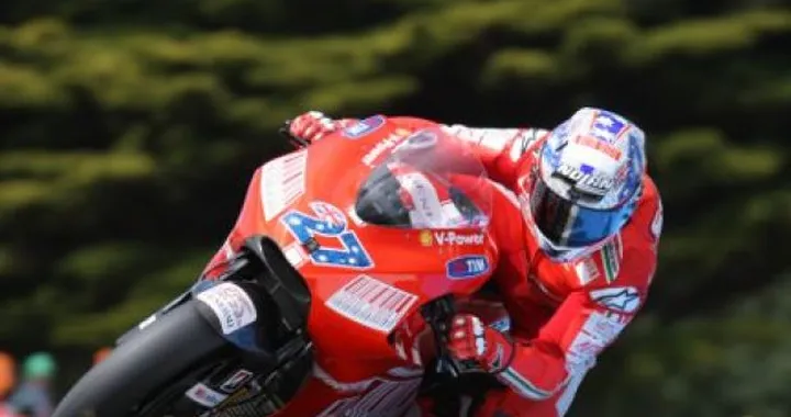 Casey Stoner frenato dai problemi di trazione, ma Rossi è ad un passo