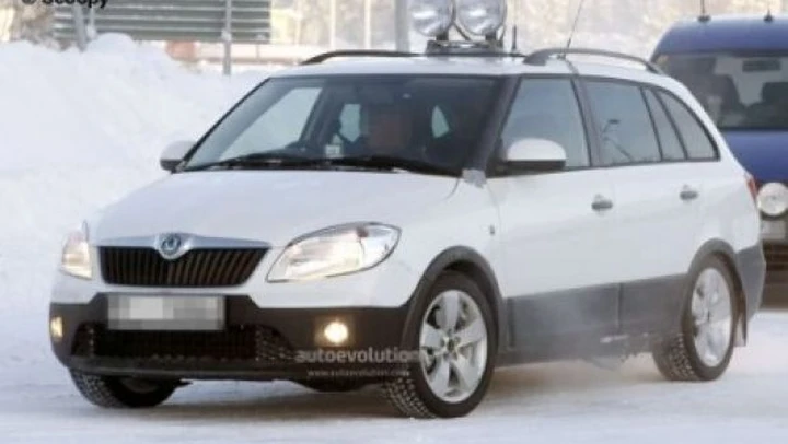 Skoda Fabia Scout: foto spia del restyling