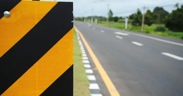 Cartelli neri e gialli sulla strada, quelle strisce non sono casuali: cosa indicano