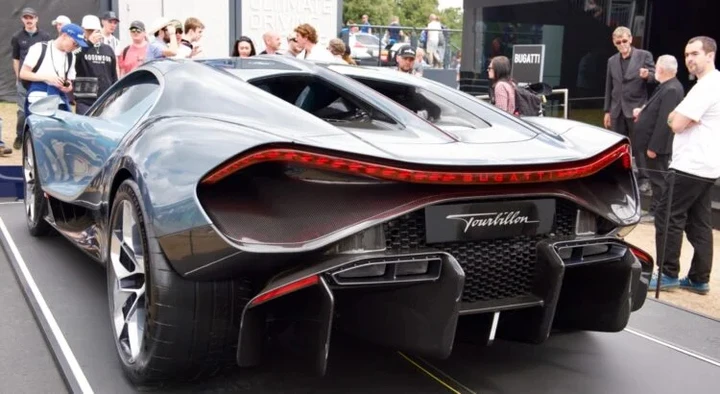 Bugatti Tourbillon, il V16 urla a 9.000 giri: il sound scatena il confronto con la Lexus LFA