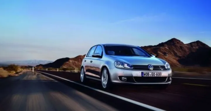 Volkswagen: per la Golf debuttano nuovi fari diurni a LED