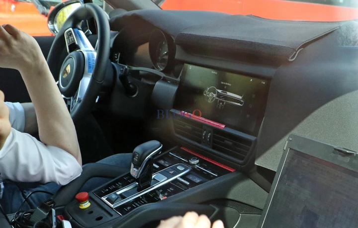 Foto spia nuova Porsche Cayenne: ecco gli interni