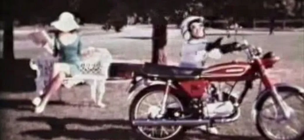 Il sexy spot giapponese della Kawasaki 100 anni '70: semplicemente irripetibile [video]
