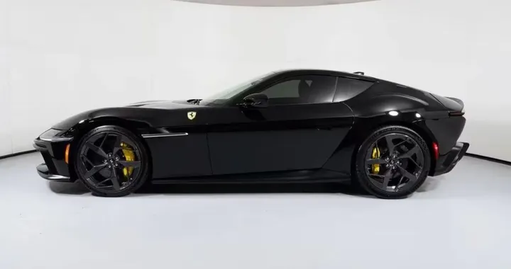 Anche Batman sceglie Ferrari, il Cavallino in versione "cavaliere oscuro"