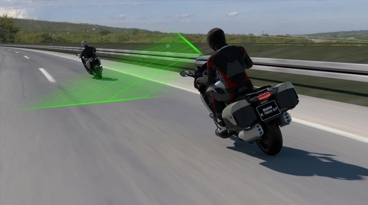 BMW presenta l'Active Cruise Control per moto