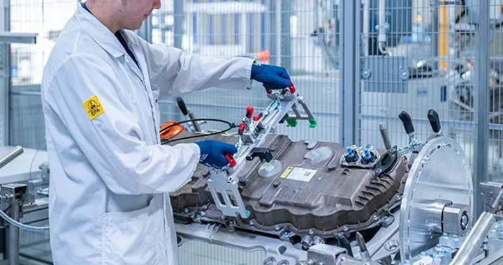 BMW accelera sul SUV a idrogeno iX5 Hydrogen: autonomia fino a 750 km