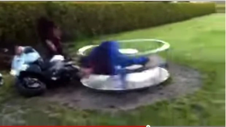 Epic Fail: fa girare la giostra con lo scooter, ma l'amico decolla [Video]
