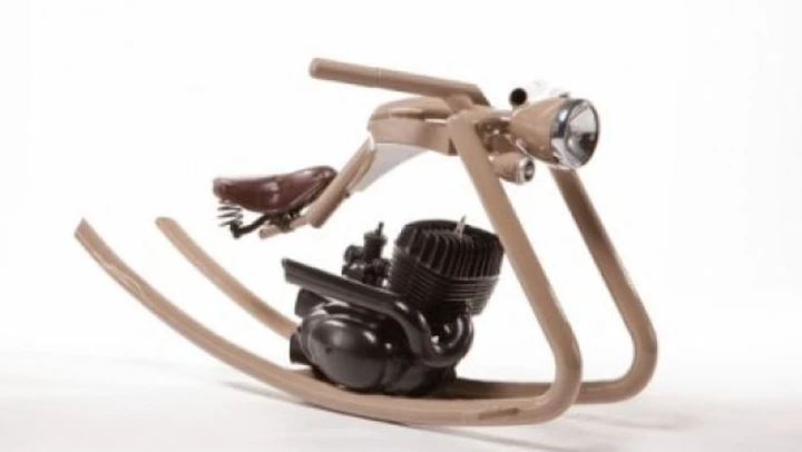 Design in moto: il dondolo per bikers in erba