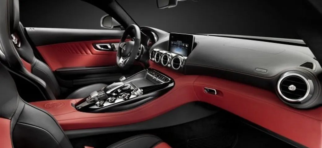 Mercedes AMG GT: prime immagini dell'abitacolo