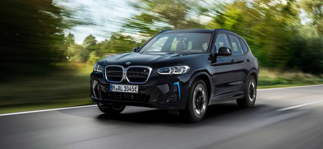 Bmw iX3: svelato il restyling del SUV 100% elettrico
