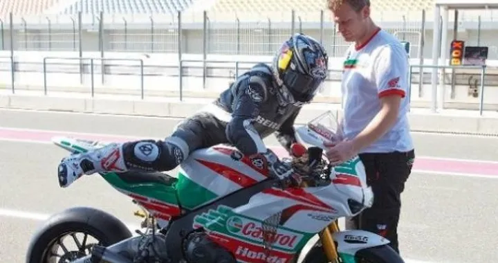 Superbike: Team Castrol Honda conclude i test a Losail con Rea e Aoyama
