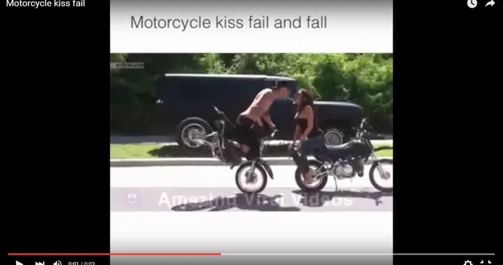 Bacio acrobatico in moto dall'esito infelice [Video]
