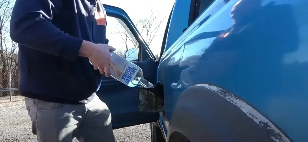 Mettono la vodka nel serbatoio: vecchio pick-up prende vita