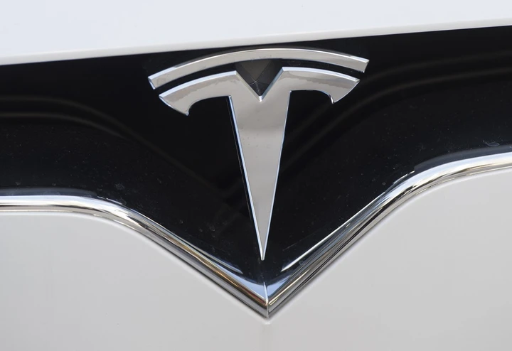 Tesla impazzisce: uomo costretto a schiantarsi cita in tribunale la società di Elon Musk