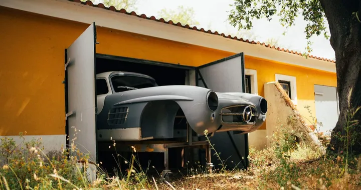 Mercedes 300 SL ritrovata in un bosco, ora vale una fortuna