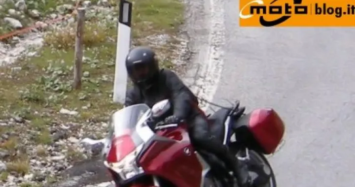 Le foto spia della nuova Honda V4 a spasso per le Alpi