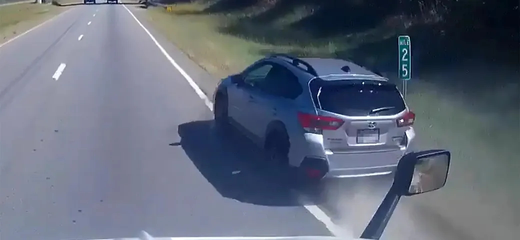 Sorpassa a destra ed è quasi crash con un camion [Video]