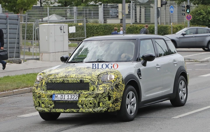 MINI Countryman: foto spia del facelift
