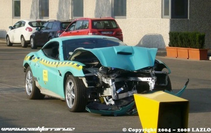 Il crash test della Ferrari California: bellezza sprecata