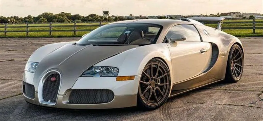 Bugatti: in vendita una Veyron beige da 1,6 milioni di dollari