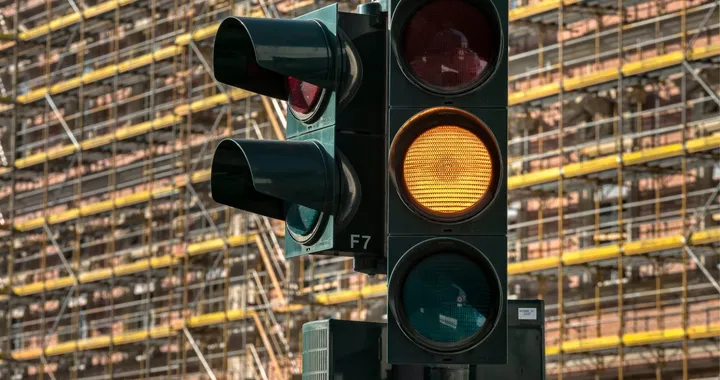 Semaforo giallo, quando scatta la multa: le regole del Codice della Strada