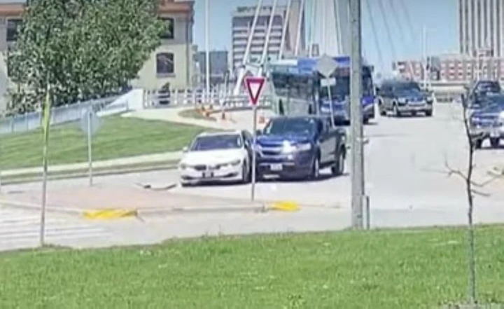 Chevy Colorado colpisce la BMW Serie 3 alla rotatoria [Video]