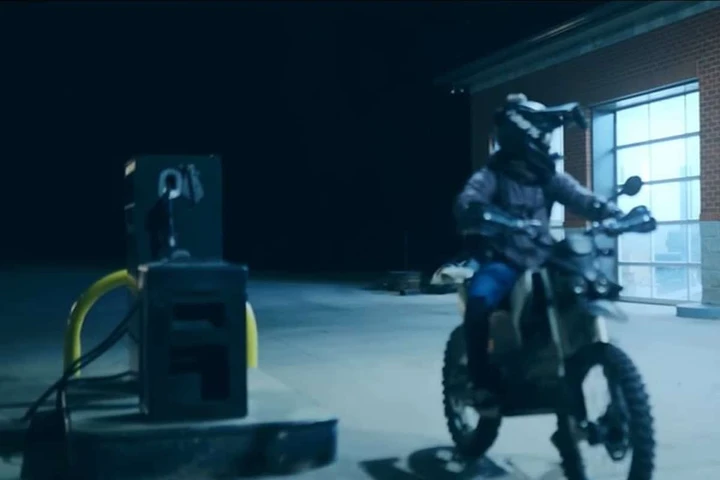 Silenziosa e letale: la moto elettrica che sembra un ninja della notte