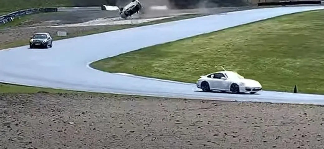 Spaventoso ribaltamento multiplo in pista per una Toyota GR Yaris [Video]