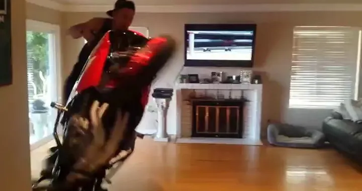 Impenna in salotto con la moto