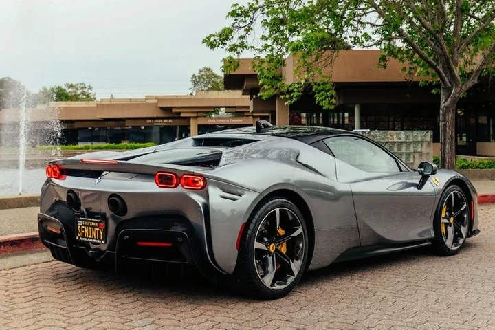 Ferrari SF90 Stradale si svaluta più del previsto: -173mila euro in due anni