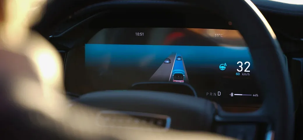 Stellantis sospende il programma per la guida autonoma: 