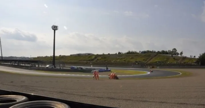 Foto del giorno: caduta per Nicky Hayden nelle libere di Motegi