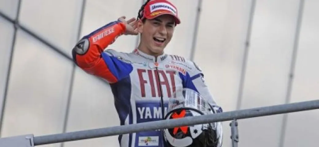 Le Mans rocambolesca: super Lorenzo. Rossi ko! Mondiale infuocato!